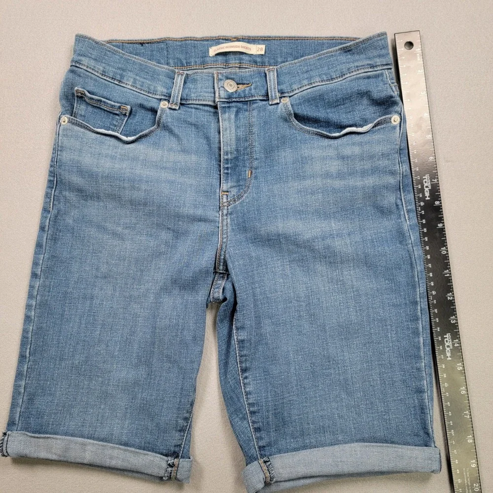 Women's Levi Strauss Classic Bermuda Shorts, Medium,‎ Size 28, Pre-Owned
